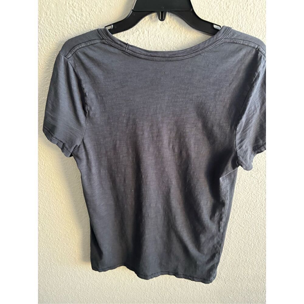 ❤️Universal Thread V-Neck Tee - Picture 3 of 4